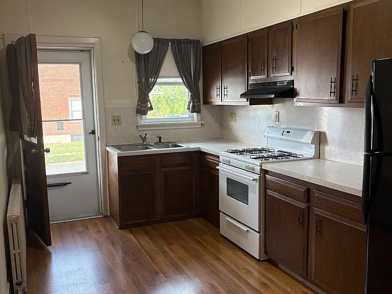 307 Irwin St — Photo 4