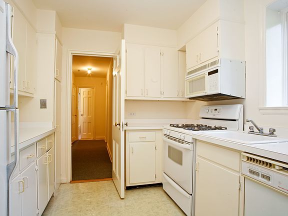 2nd image of 3 Chateaux Cir APT 3F