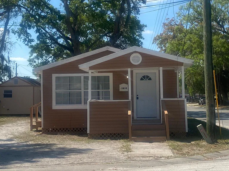 1810 Brack St — Photo 10