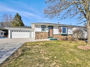 1402 Hubbard Cir, Manitowoc, WI 54220