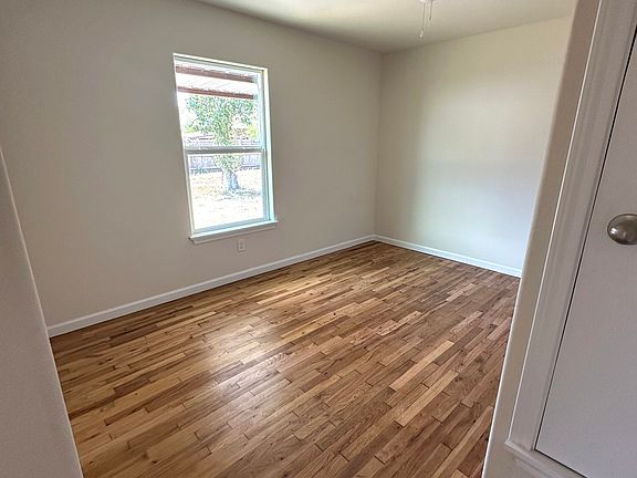 5th image of 907 Dove Ave.