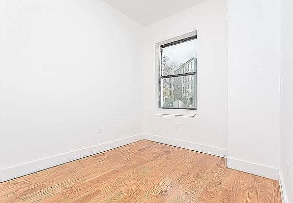 5th image of 1076 Putnam Ave #1S