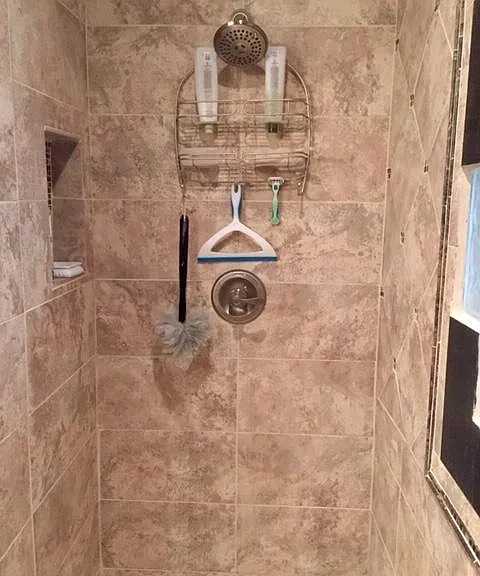 Master Suite shower with shampoo nicho. Opposite end is identical (so 2 shower heads and 2 shampoo nichos).