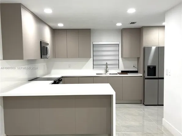 860 SE 9th Ct, Hialeah, FL 33010