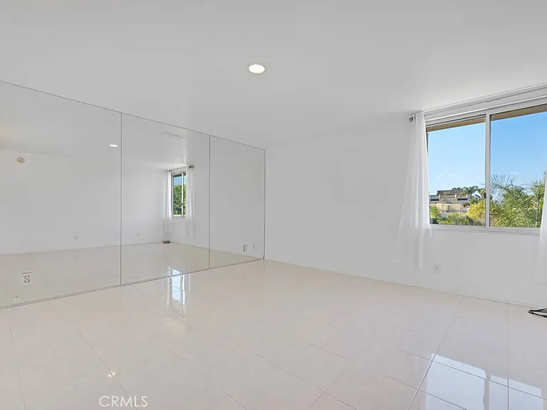 5301 Balboa Blvd — Photo 20