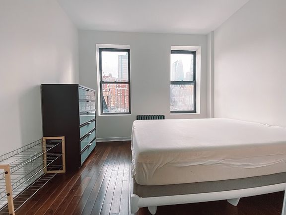 3rd image of 408 W 39th St APT 4RW