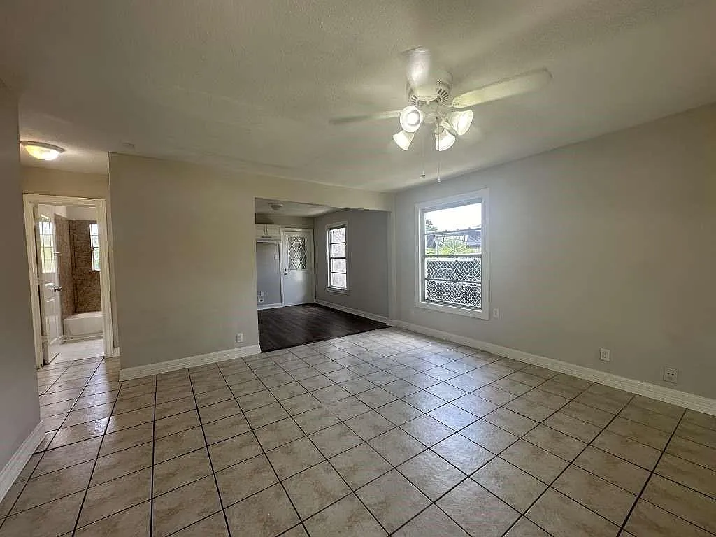4 bed, 1.0 bath, 942 sqft, $1,699 — Photo 3