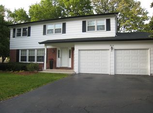 711 W Braeside Dr, Arlington Heights, IL 60004