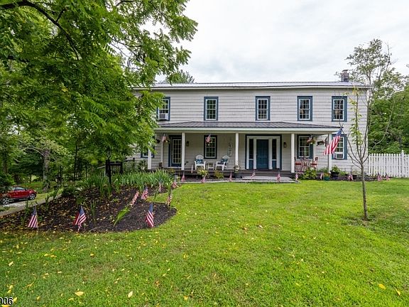 3rd image of 213 Clove Rd