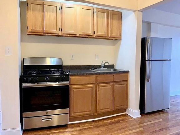 3rd image of 130 E 18th St APT 1E