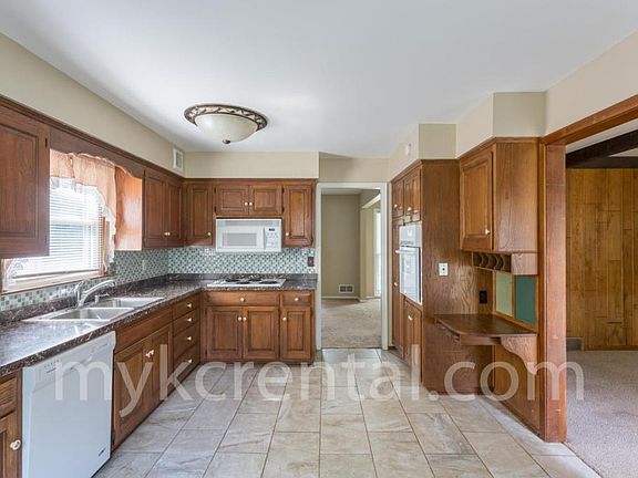 4th image of 8414 W 98th St