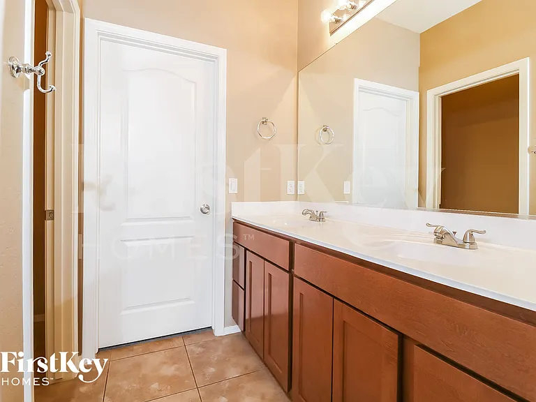 7708 S 68th Dr — Photo 10
