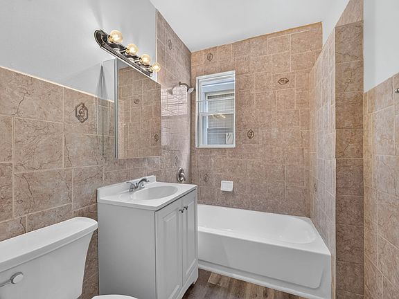 4th image of 63 W 15th St