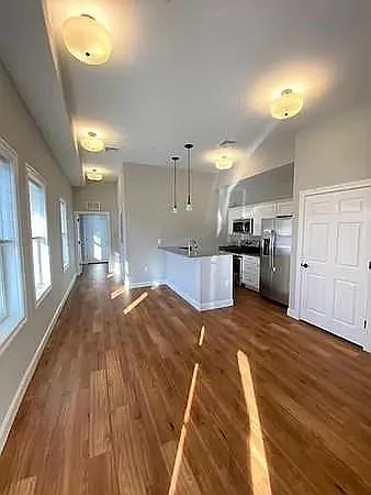 725 Main St #1