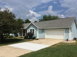 1067 Thomas Dr SW, New Philadelphia, OH 44663