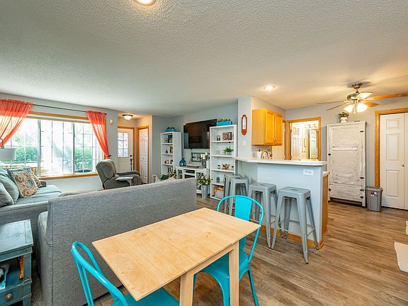 5th image of 6855 Woodland Ave Unit 1403