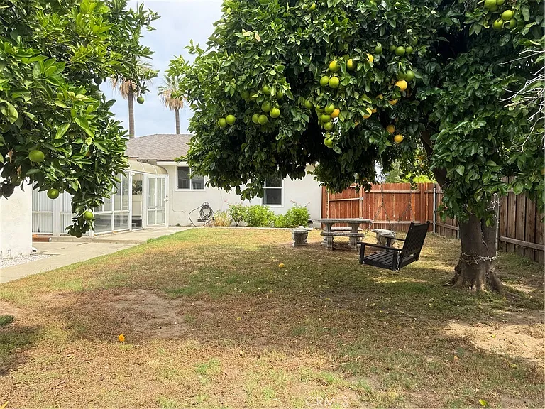 114 E Dexter St — Photo 24