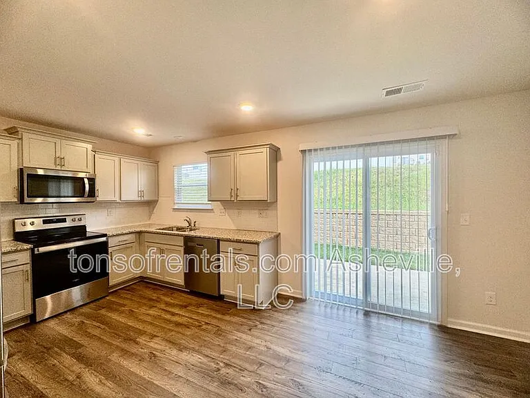 6 Chambers Garden Dr — Photo 2