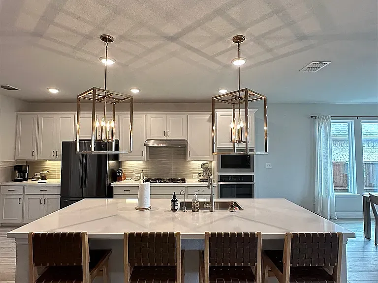 136 Glenwood Dr — Photo 1