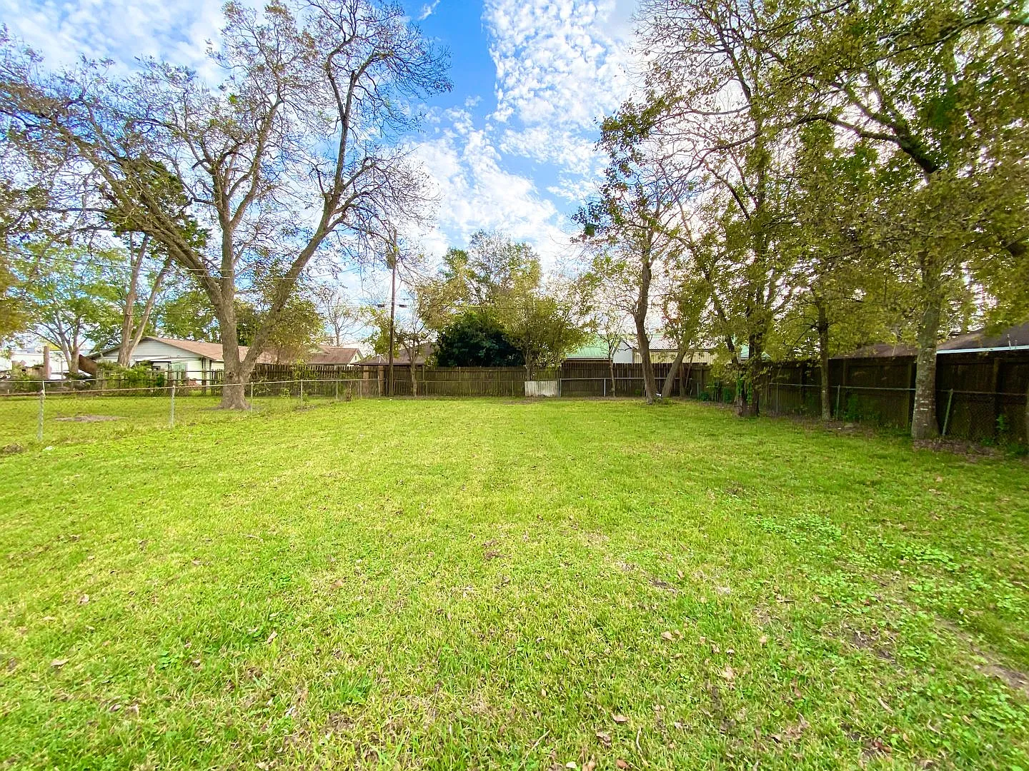 Beautiful 2/1/1 w/ study in Angleton!! Very Cute Home ! — Photo 2