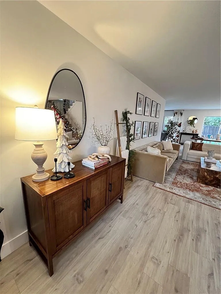 4 bed, 3.0 bath, 2728 sqft, $4,650 — Photo 3