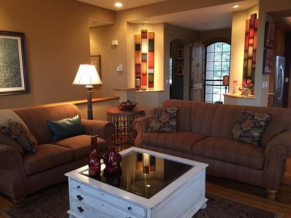 comfortable living room w gas fireplace