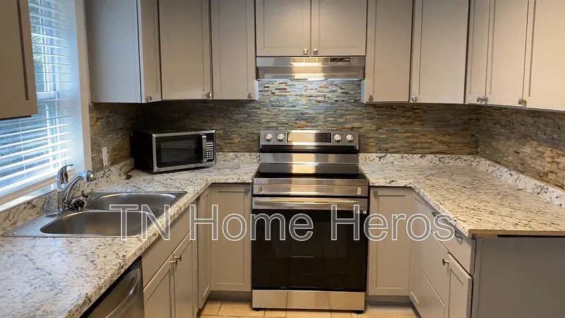 3 bed, 1.0 bath, 858 sqft, $1,600 — Photo 3