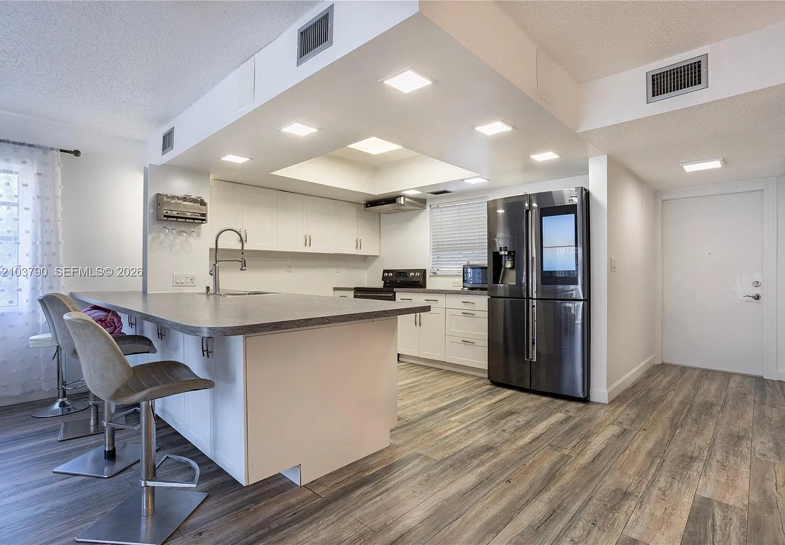 Condominium 17 Of Lightho — Photo 1