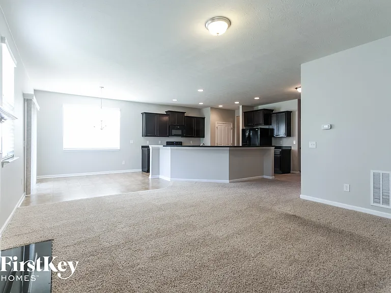 11231 Dobbins Dr — Photo 2