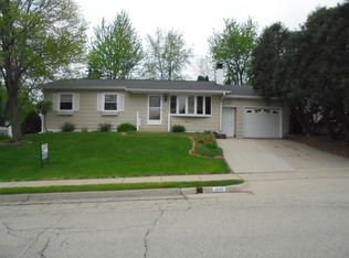 2689 Marywood Dr, Dubuque, IA 52001