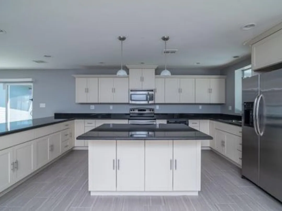 3 bed, 1900 sqft, $3,300 — Photo 2