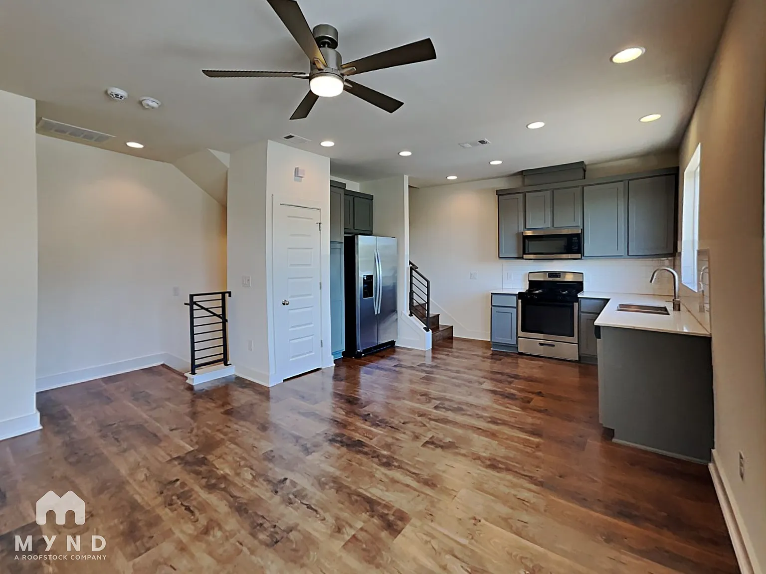 1 bed, 1.5 bath, 1025 sqft, $2,299 — Photo 2