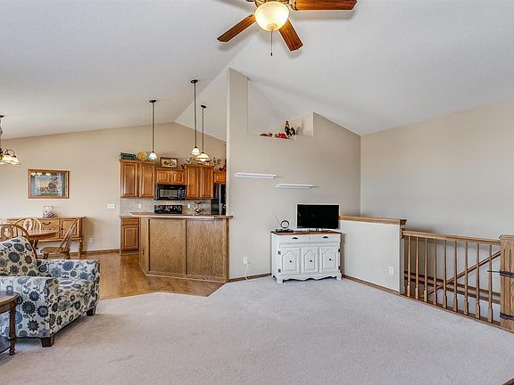 5th image of 726 E Sprucewood Cir