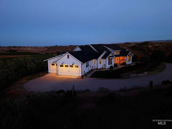 3rd image of 876 Coyote Gulch Rd