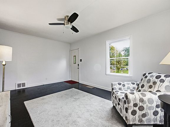 5th image of 3922 Hart Ct NE