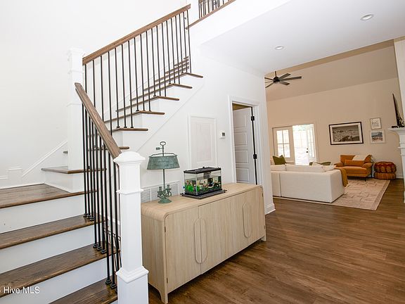 4th image of 8 Raintree Court