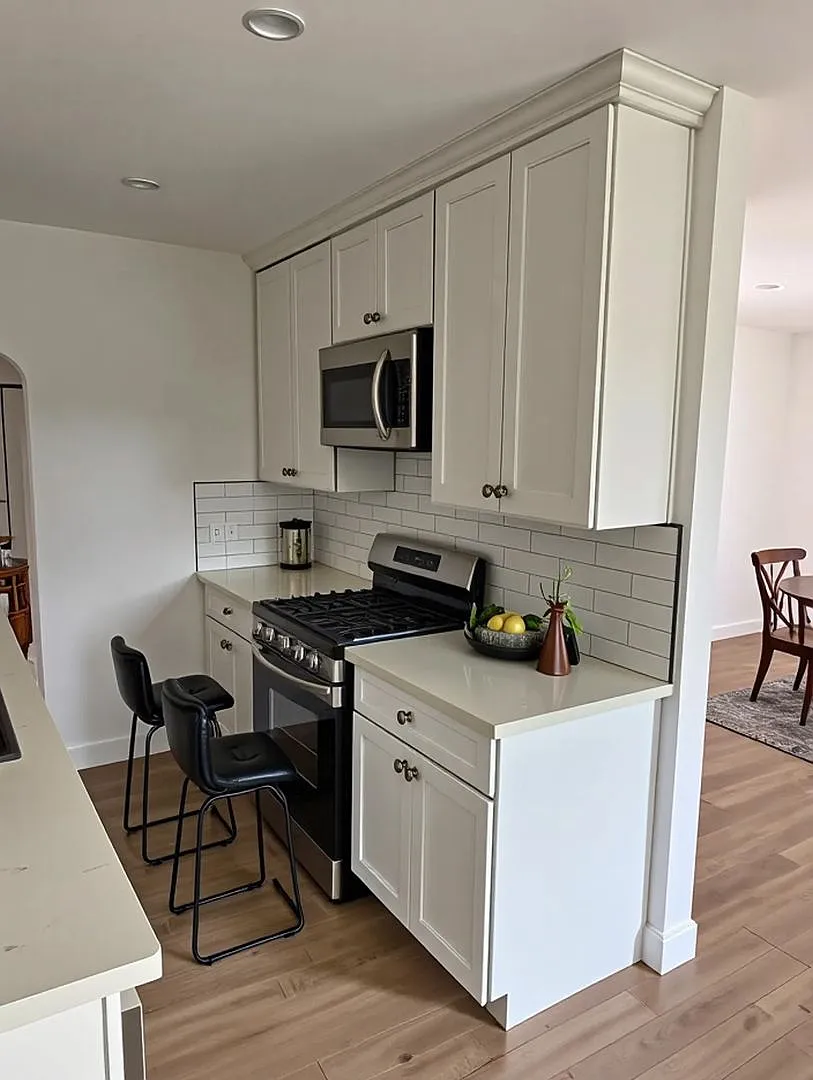 Newly renovated One Bedroom One Bathroom Apartment — Photo 2