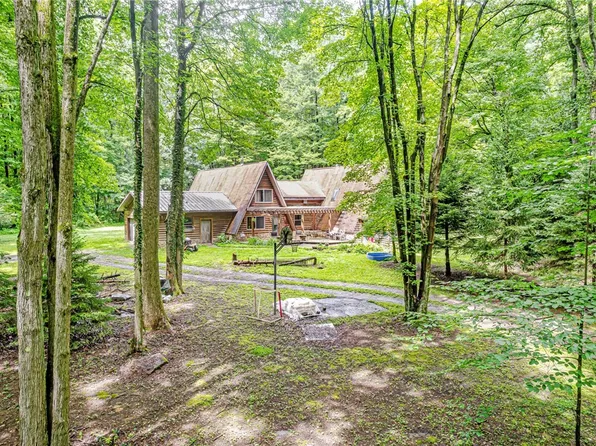 28 Woods Ln, Dawson, PA 15428