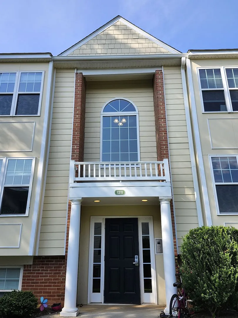 Villas at Southern Ridge - Rare Top Floor End-Unit Condo — Photo 1