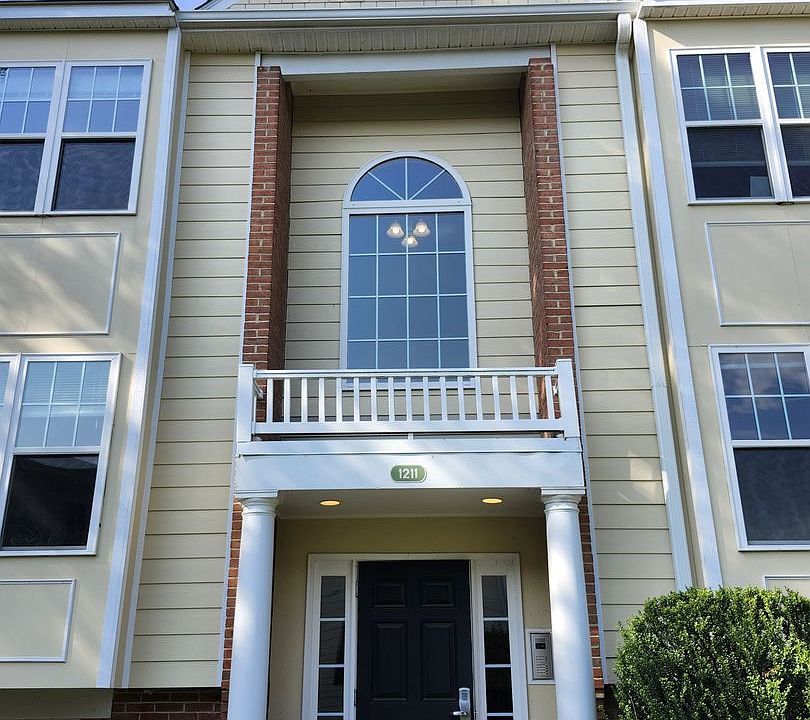 1st image of 1211 Villa Ln
