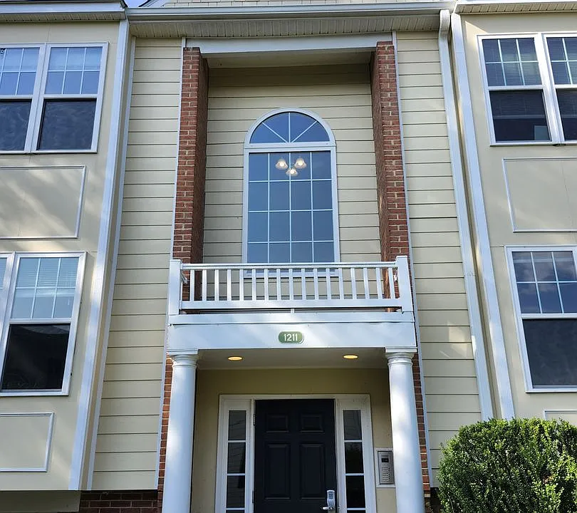 1211 Villa Ln