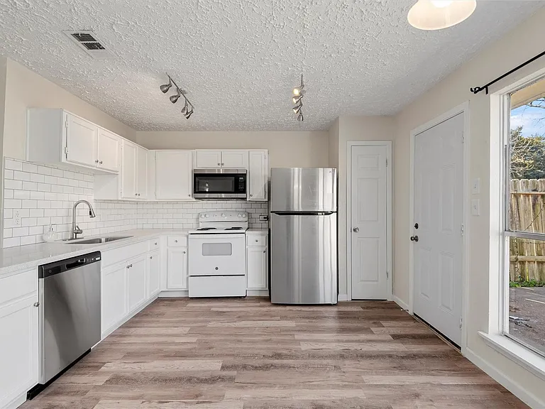 3706 Westmeadow Dr — Photo 9