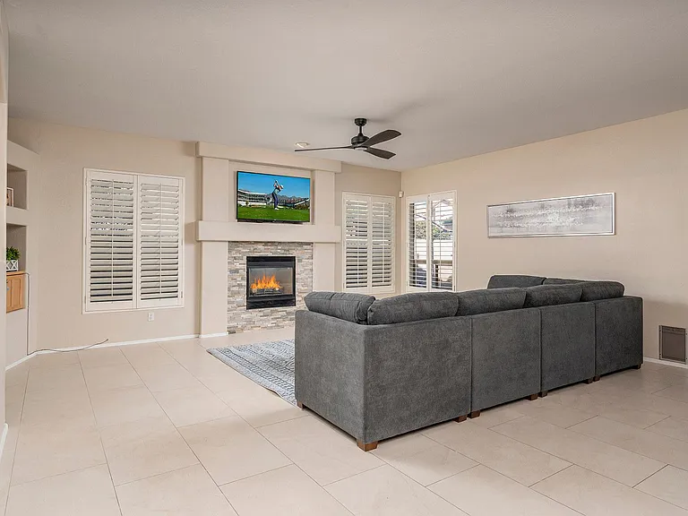 4506 E Robin Ln — Photo 4