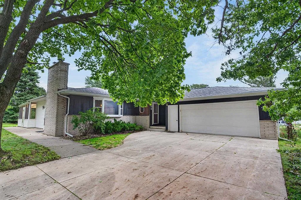 4 bed, 1.5 bath, 2025 sqft, $2,800 — Photo 1