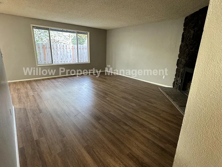 2132 NE Barberry Ct — Photo 5
