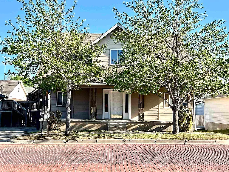 210 W Chestnut Ave — Photo 1