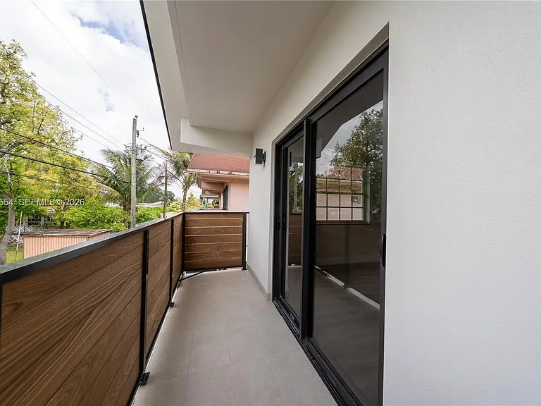 370 Flagami Blvd — Photo 9