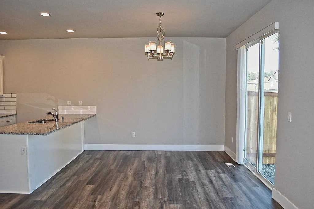 6923 Lennon Ln NE — Photo 3