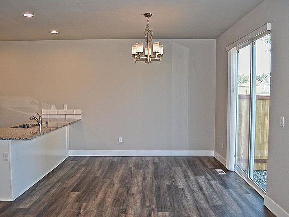 3rd image of 6923 Lennon Ln NE