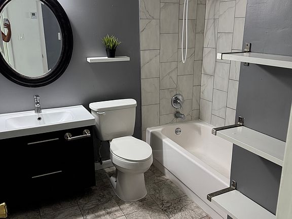 5th image of 7210 N Manhattan Ave #0